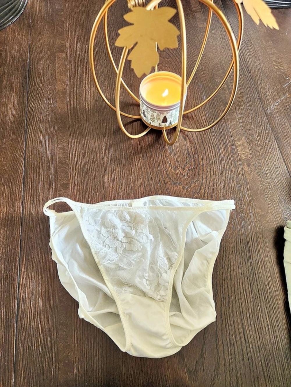 Victoria's Secret Lace Panty in White Size Large Like New